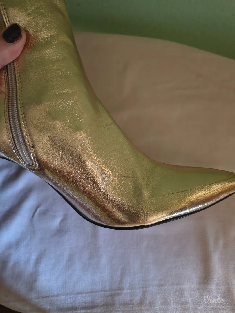 Stradivarius zlatne čizme