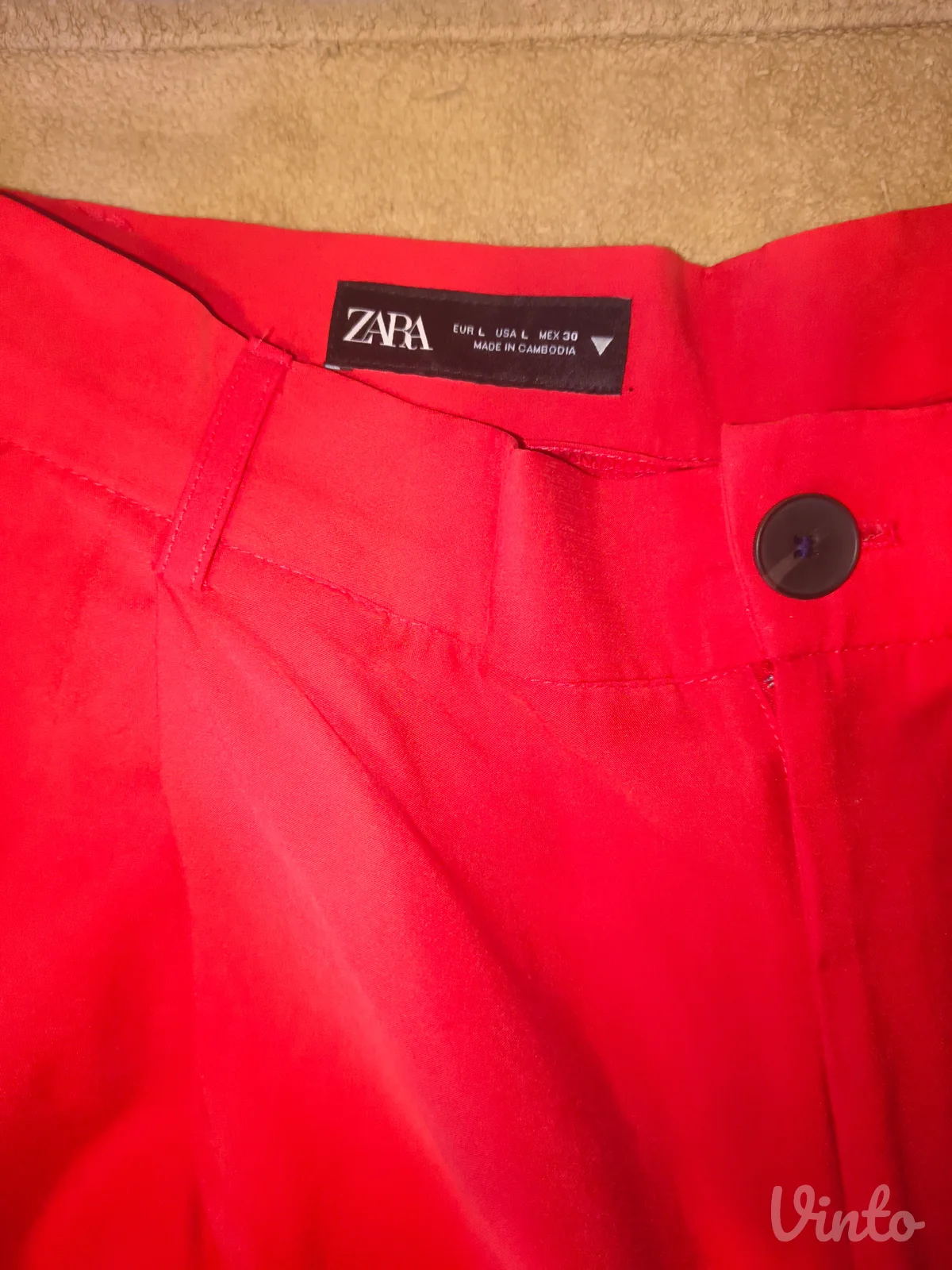 Zara crvene pantalona