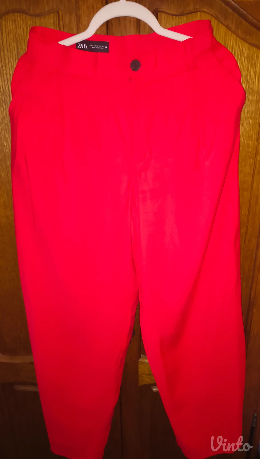 Zara crvene pantalona
