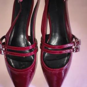 Lakovane burgundy sandalete