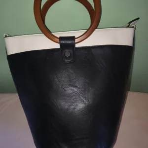 Trapez torba sa drvenim ručkama