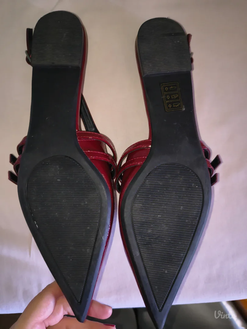 Lakovane burgundy sandalete