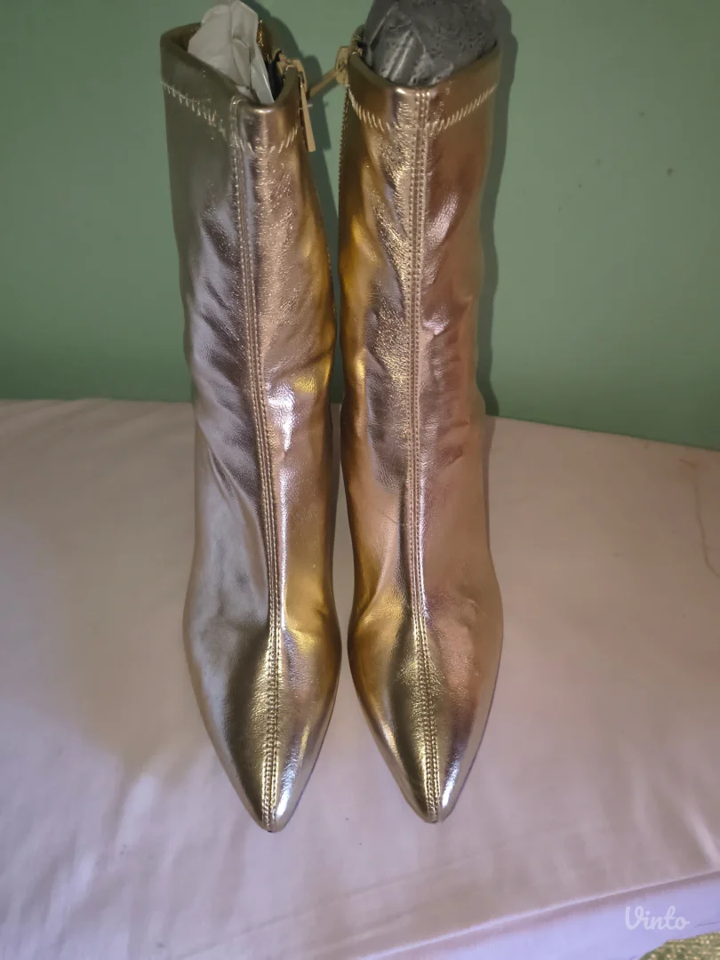 Stradivarius zlatne čizme