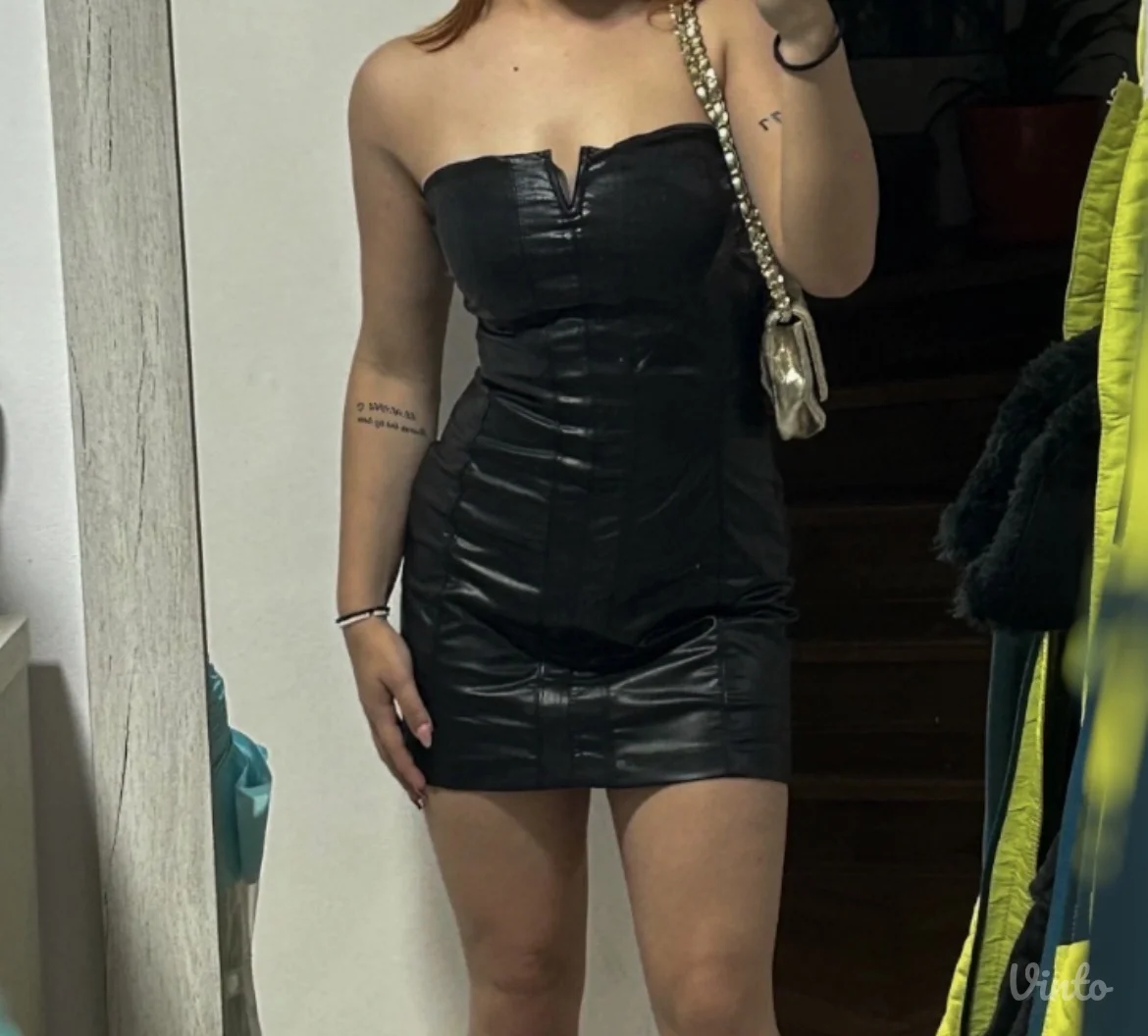 Crna kožna mini haljina