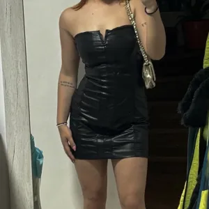 Crna kožna mini haljina