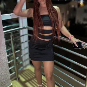 Crna mini haljina sa prorezima