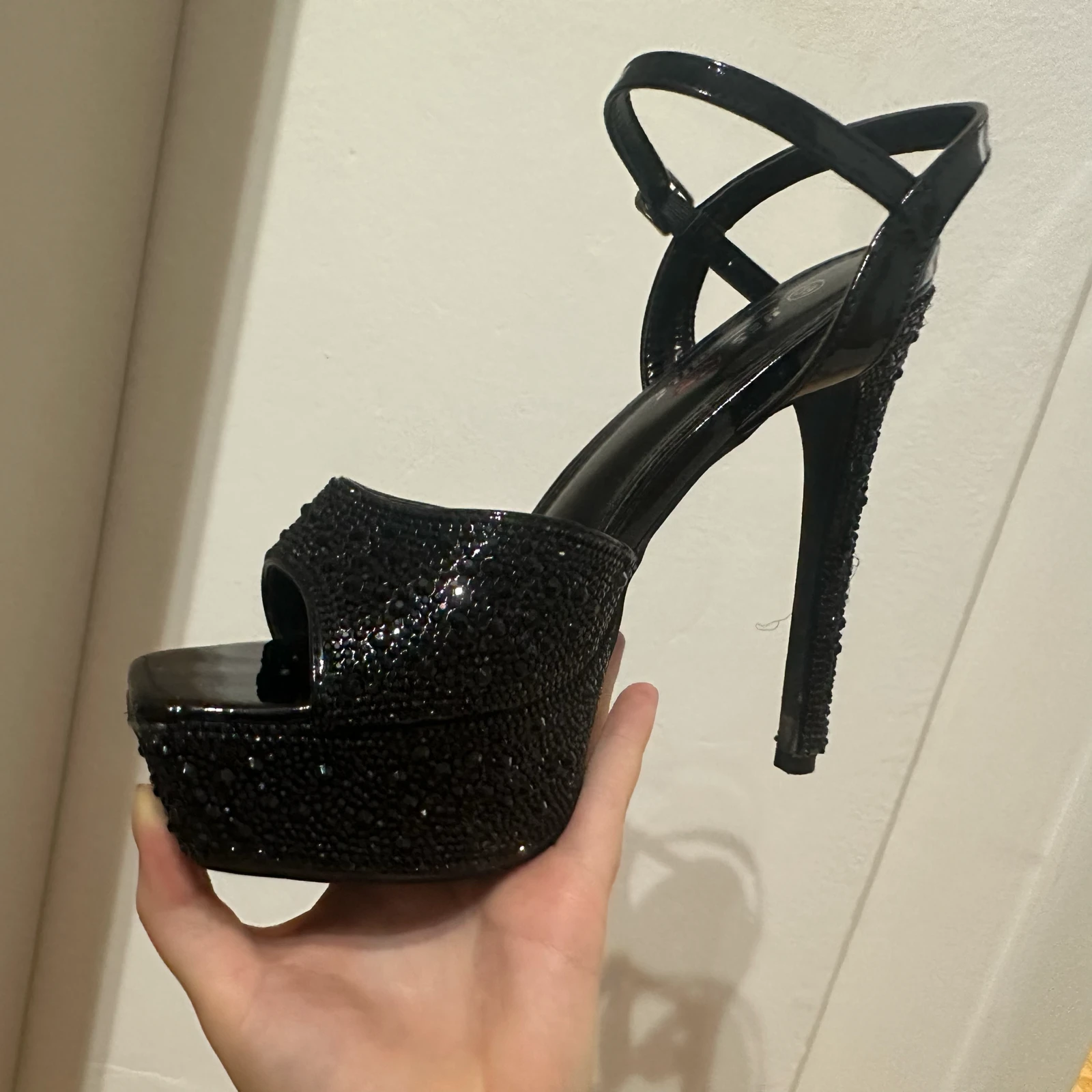 Elegantne crne sandale na štiklu