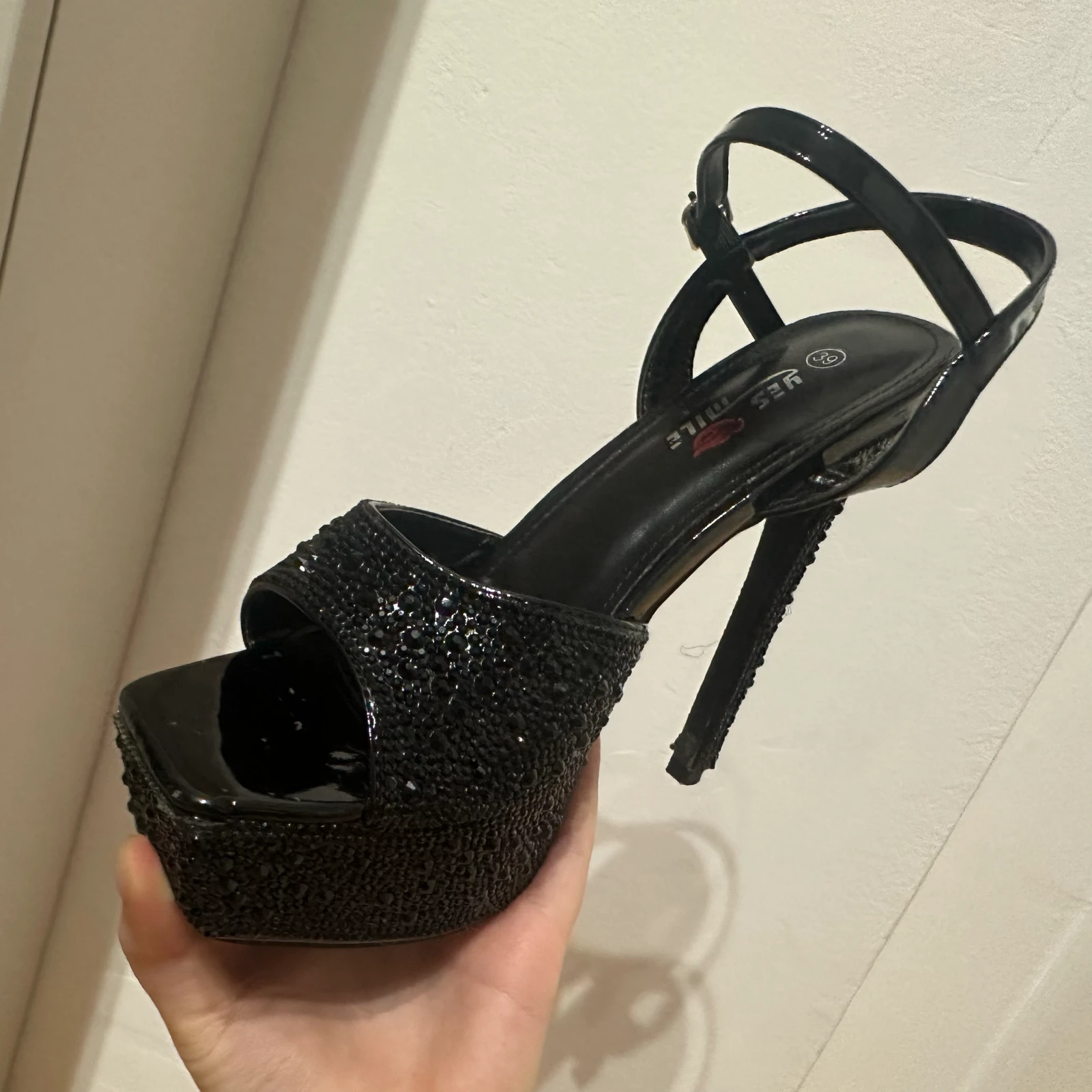 Elegantne crne sandale na štiklu