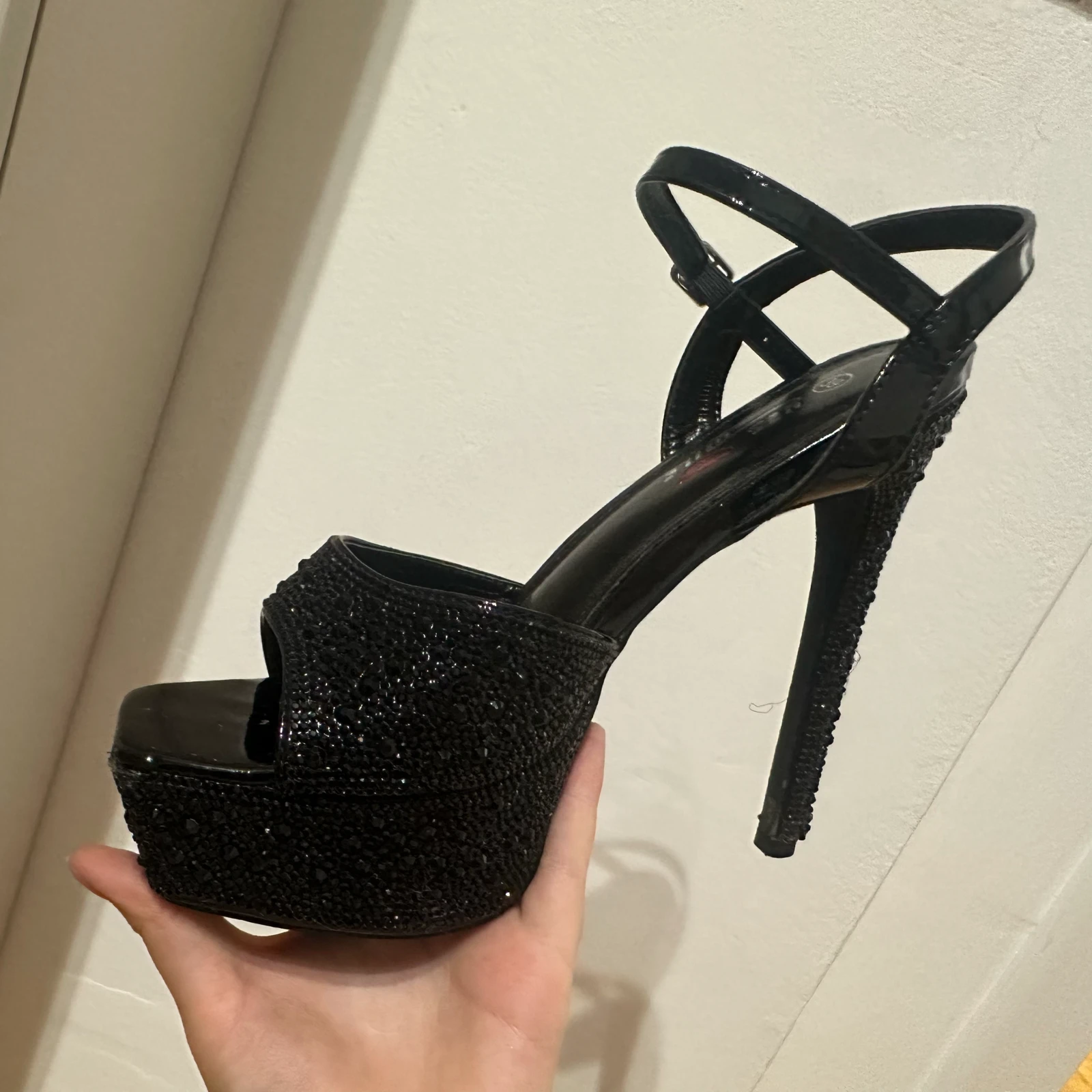 Elegantne crne sandale na štiklu
