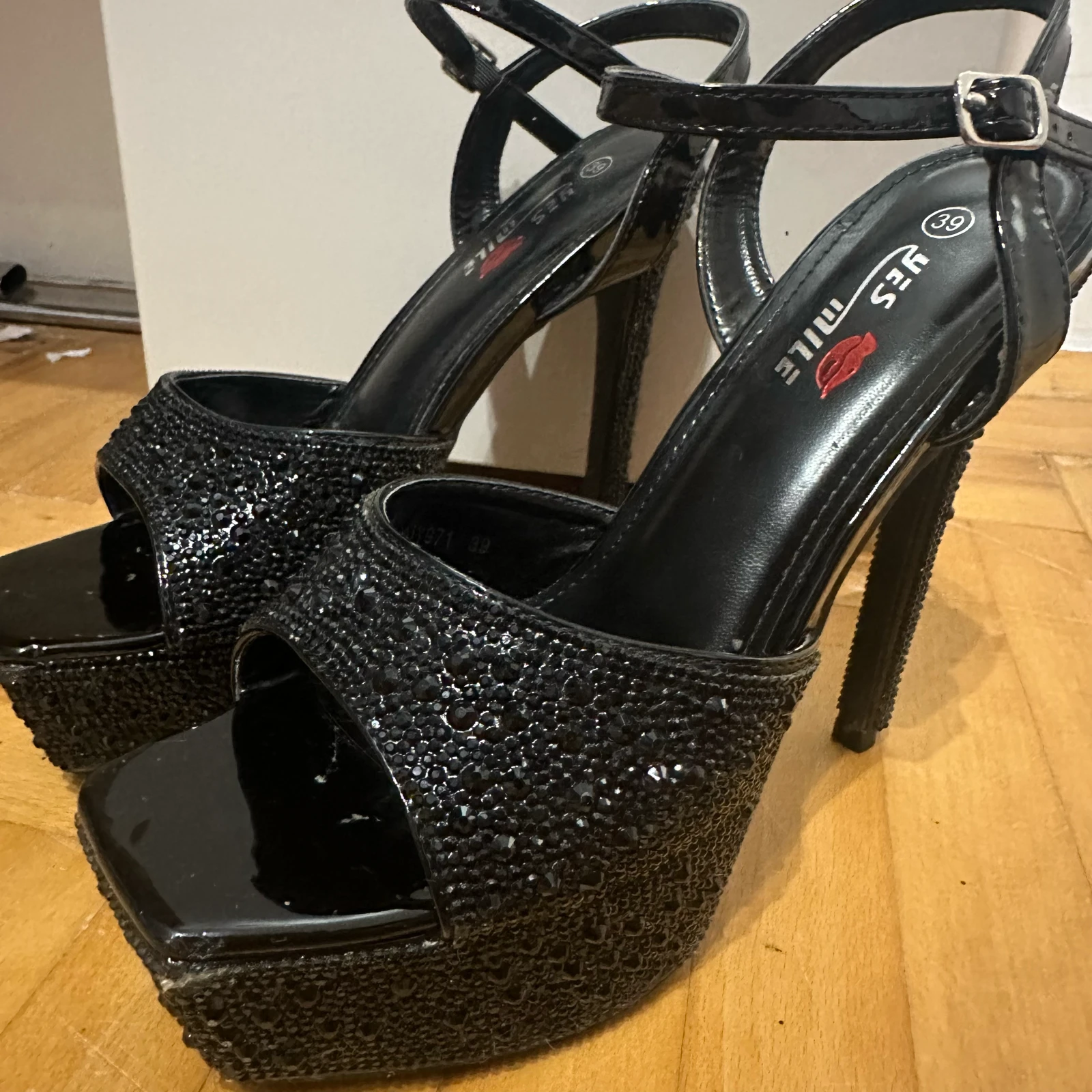 Elegantne crne sandale na štiklu