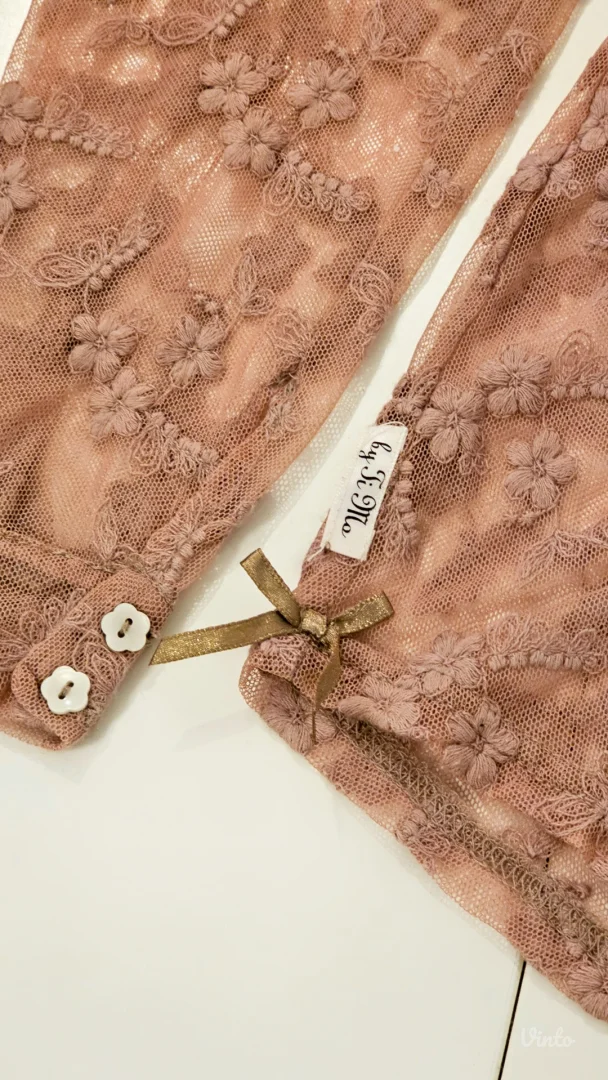 Puderasto roze čipkana košulja sa cvetnim detaljima