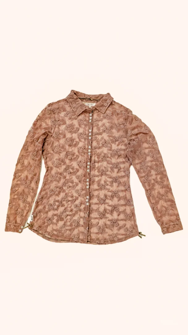 Puderasto roze čipkana košulja sa cvetnim detaljima