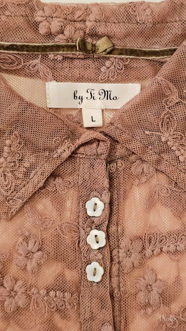 Puderasto roze čipkana košulja sa cvetnim detaljima