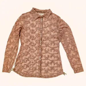 Puderasto roze čipkana košulja sa cvetnim detaljima