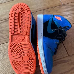 NIKE JORDAN MID