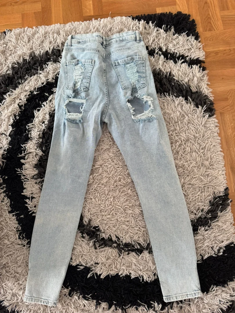 Atraktivne FASHION MODE farmerke – Prorezi napred i pozadi