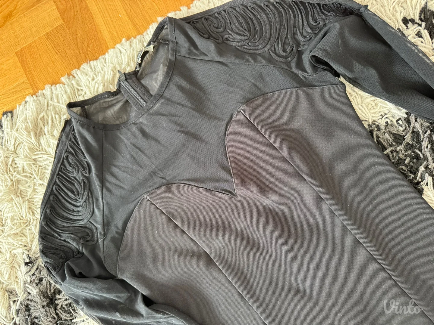 Unikatna CRNA haljina sa tilom i radom na ramenima