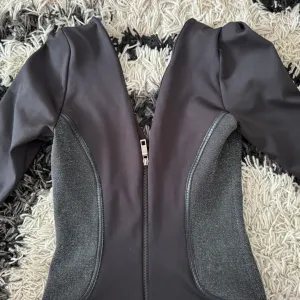 Atraktivna haljina za IZLASKE – Power look – Top stanje