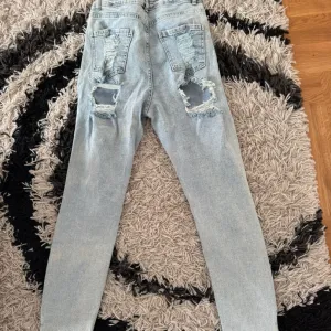 Atraktivne FASHION MODE farmerke – Prorezi napred i pozadi