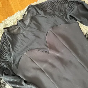 Unikatna CRNA haljina sa tilom i radom na ramenima