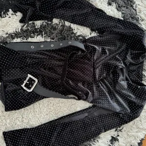 Elegantan CRNI kombinezon – Premium kroj