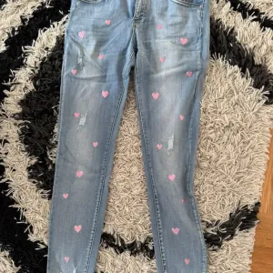 SKINNY farmerke sa roze šljokičastim srcima – Preslatke!