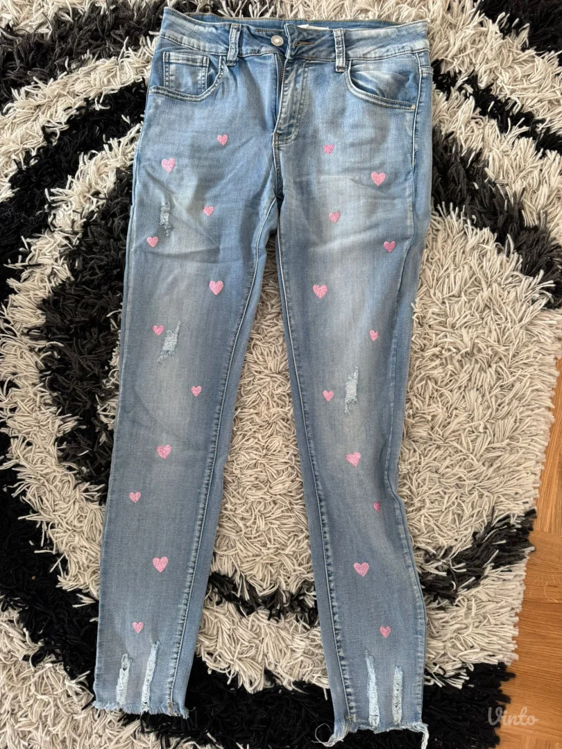 SKINNY farmerke sa roze šljokičastim srcima – Preslatke!