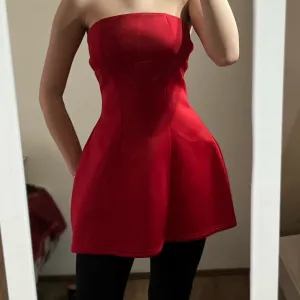 crvena haljina