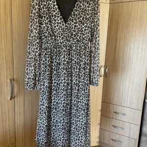 Plisirana leopard haljina