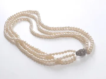 Elegantna ogrlica, veštački biseri, ukrasna kopča