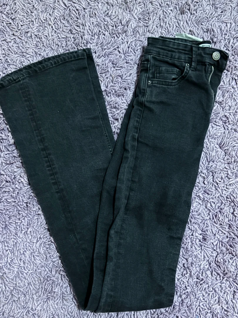 bershka crne farmerke