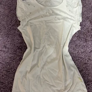 majica bela sa rupicama S