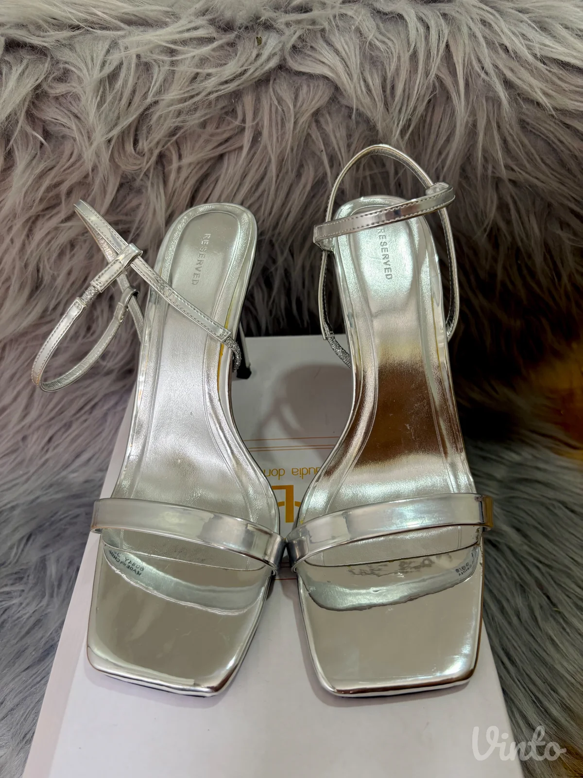 Reserved sandale