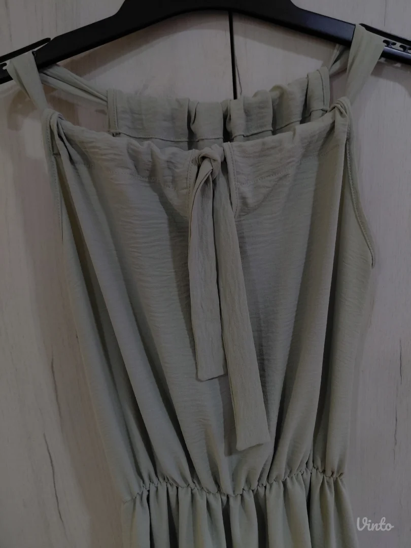 Duga svetlo zelena haljina