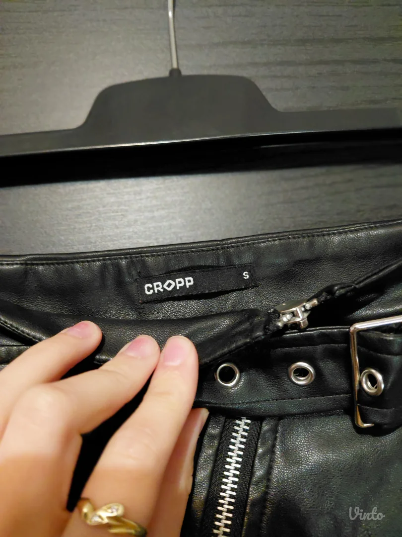 Kratka kožna suknja