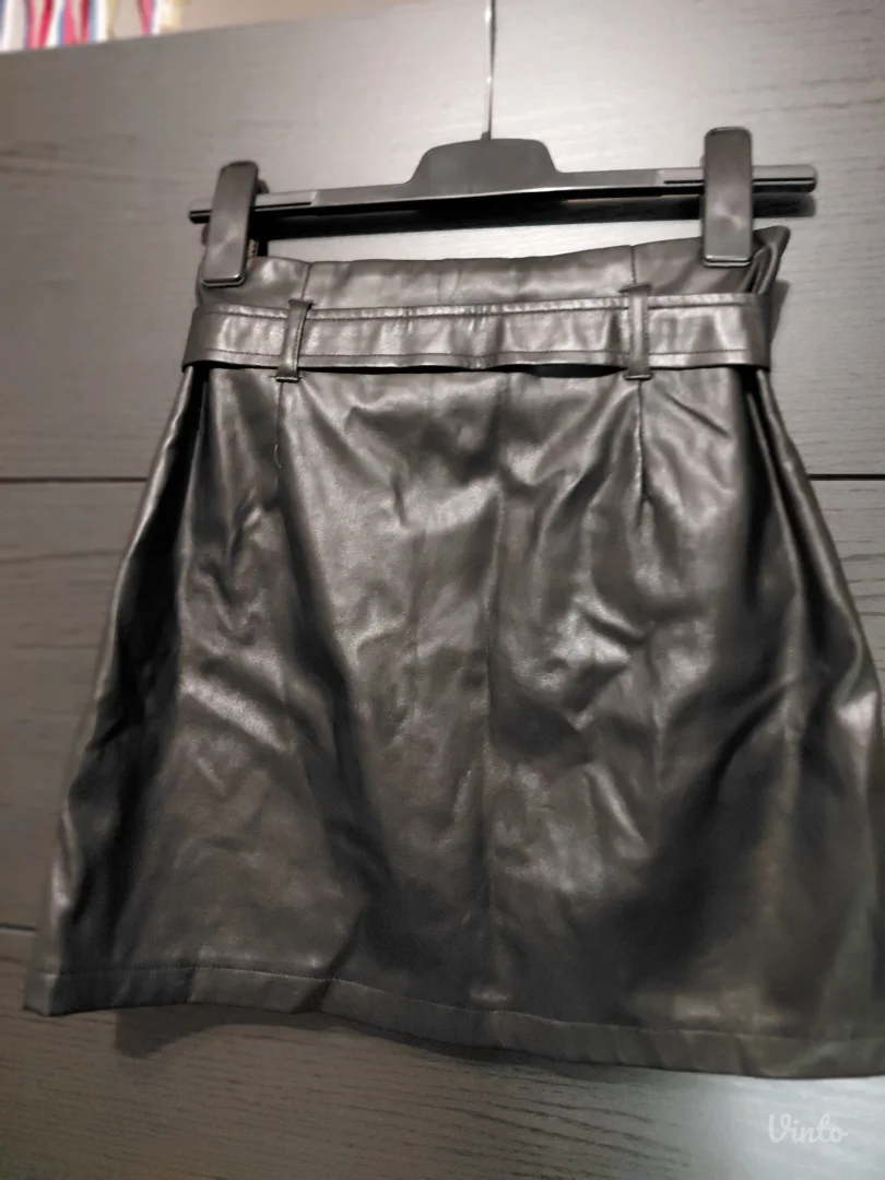 Kratka kožna suknja