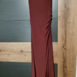 Elegantna bordo haljina