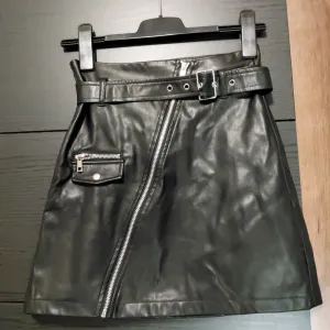 Kratka kožna suknja