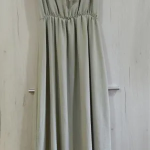 Duga svetlo zelena haljina