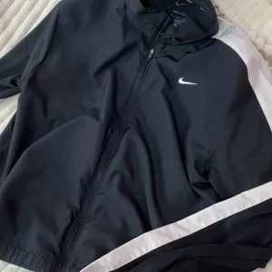 Zenska nike trenerka