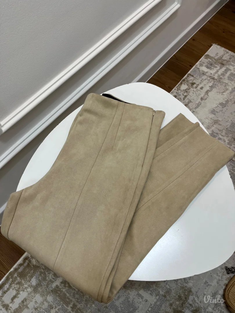 Zara bež pantalone od prevrnute kože