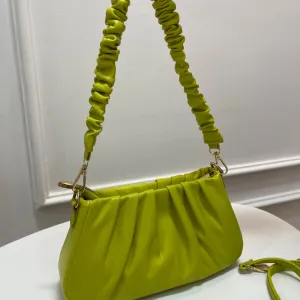 Zelena torbica sa dva kaiša