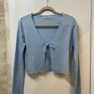 Top dugih rukava na vezivanje