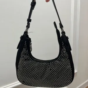 Crna torbica sa cirkonima