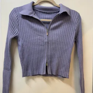 Rebrasti crop top sa zipom