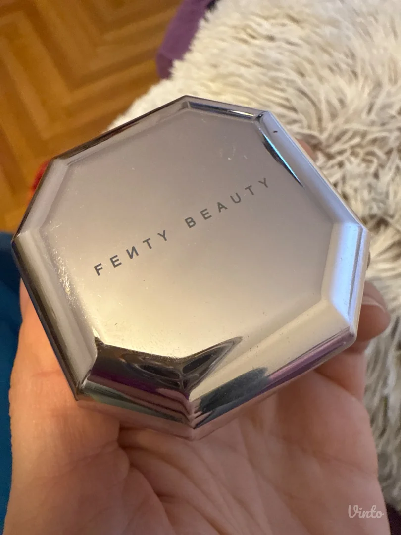 fenty beauty puder u prahu