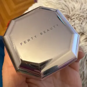 fenty beauty puder u prahu