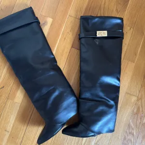 Crne duboke cizme 39br