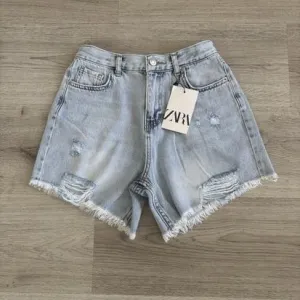 Zara šorts sa etiketom