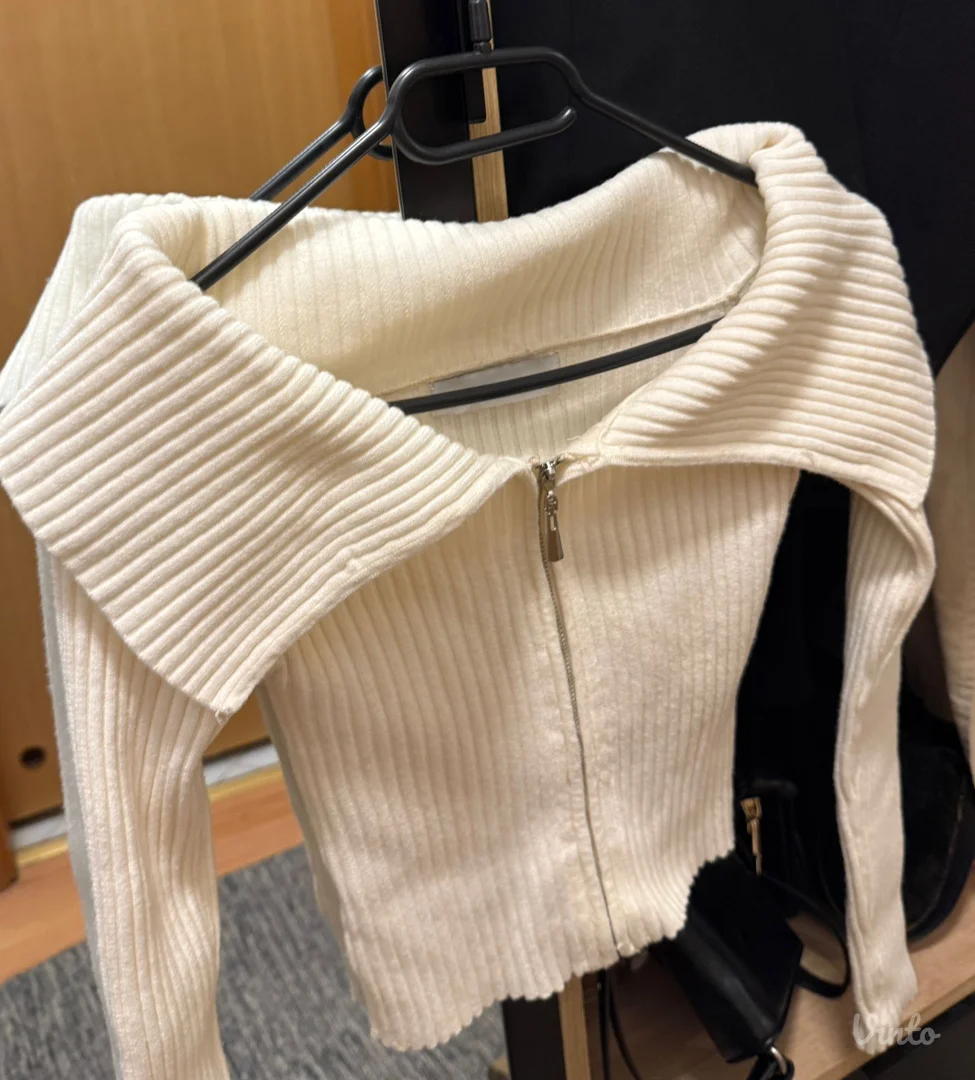 Bershka - bijeli dzemper